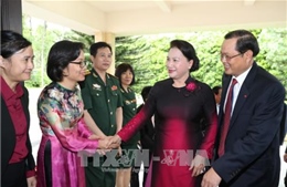 Chủ tịch Quốc hội thăm, làm việc với Đại sứ quán Việt Nam tại Singapore